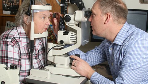 Eye expert examine senior